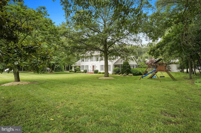a view of a house with backyard