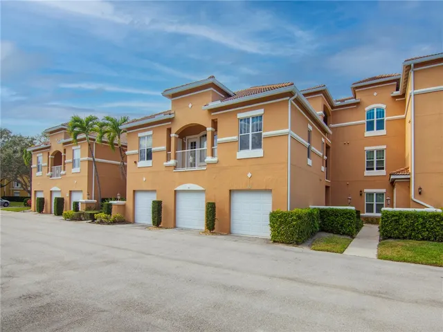 $2,300 | 5020 Fairways Circle, Unit J203, Vero Beach, FL 32967
