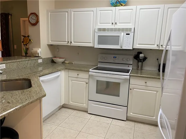 $2,300 | 5020 Fairways Circle, Unit J203, Vero Beach, FL 32967