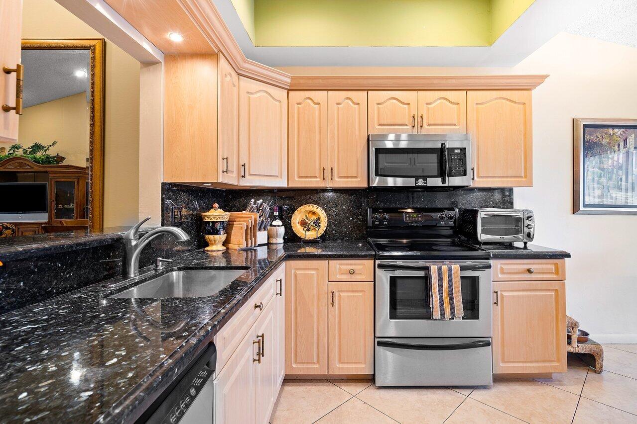 10904 Waterberry Court Boca Raton, FL 33498 - Photo 6 of 37 Kitchen