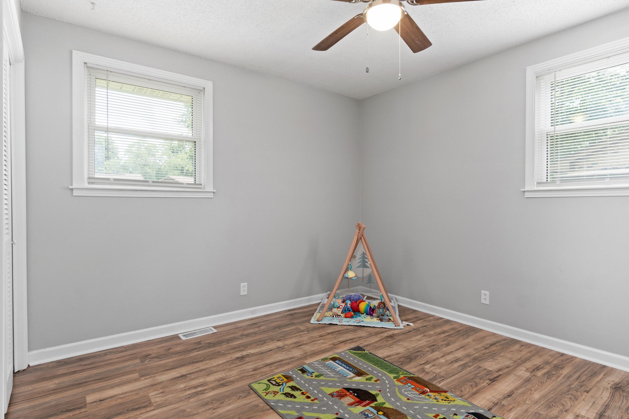 573 Lafayette Road Clarksville, TN 37042 - Photo 20 of 31 a view of room with wooden floor and ceiling fan