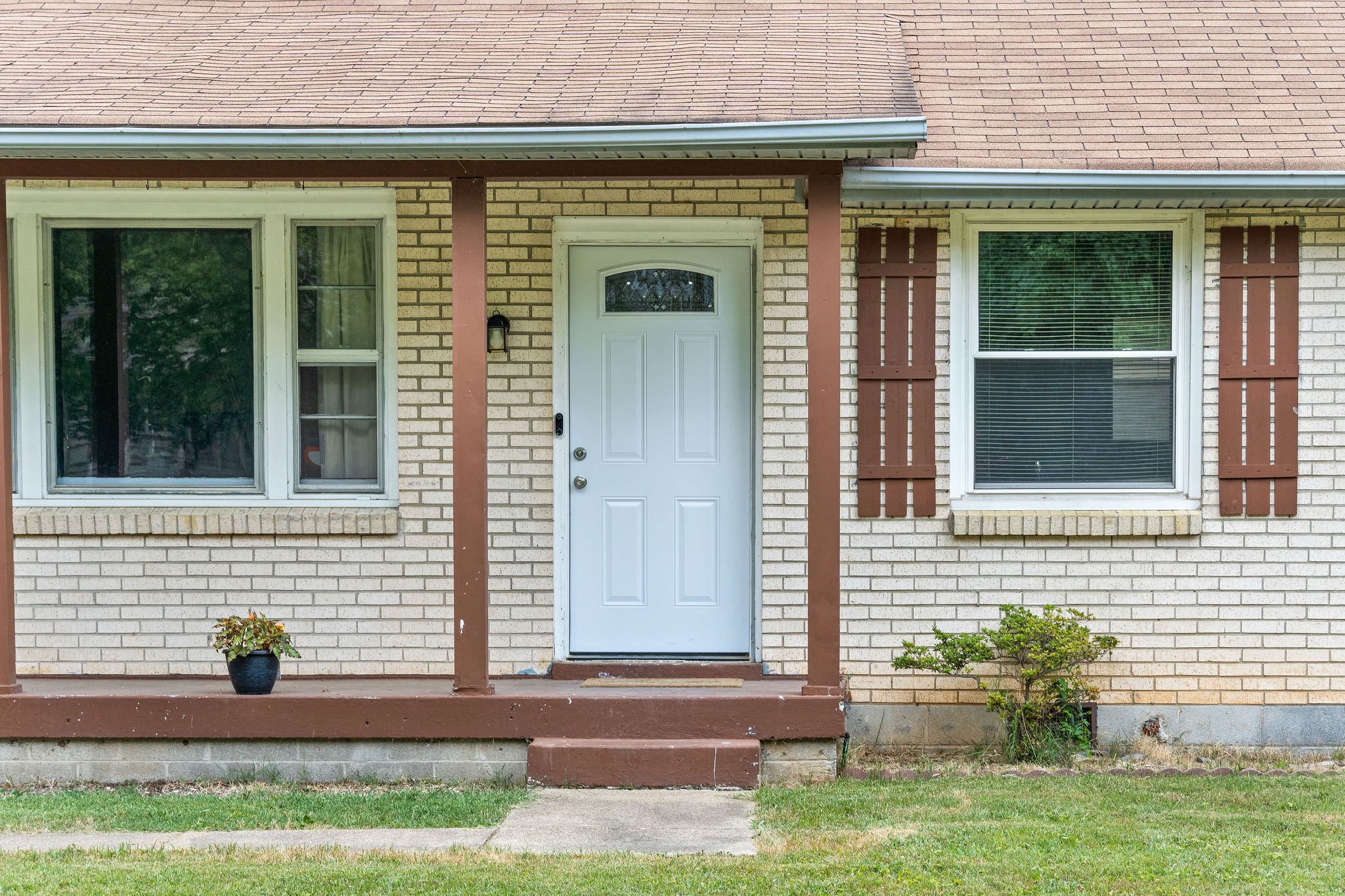 573 Lafayette Road Clarksville, TN 37042 - Photo 2 of 31 a front view of a house with a yard
