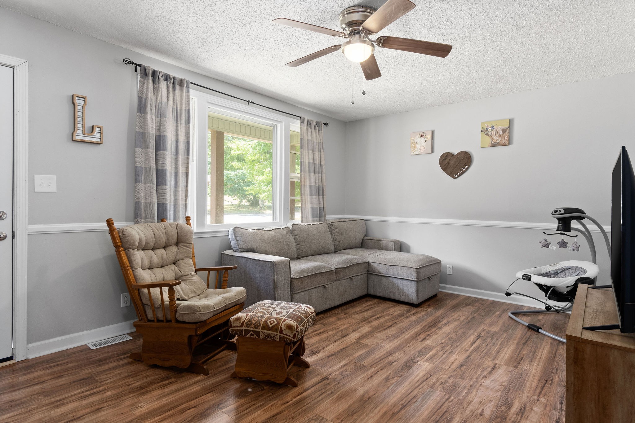 573 Lafayette Road Clarksville, TN 37042 - Photo 5 of 31 a living room with furniture and a window