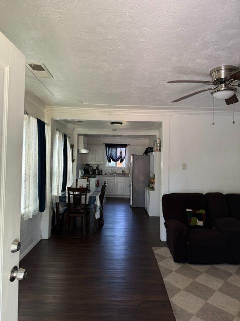 328 East 20th Street Merced, CA 95340 - Photo 5 of 19