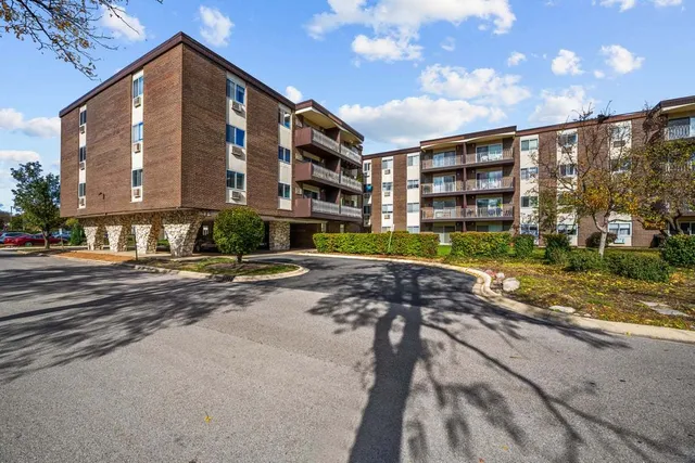 $185,000 | 1311 South Finley Road, Unit 416, Lombard, IL 60148