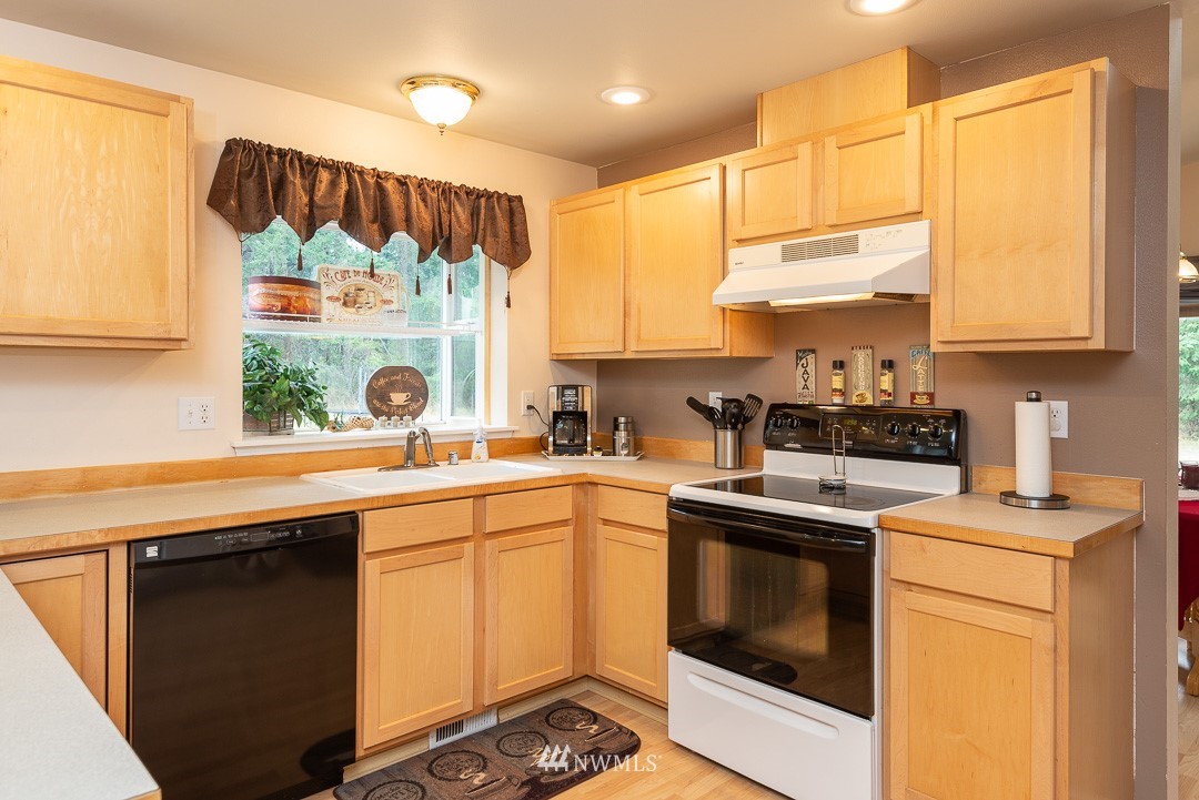 13245 Reo Road Southeast Rainier, WA 98576 - Photo 7 of 23 Gallery Image 7