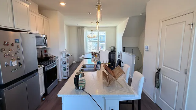 $3,200 | 2008 Yellowstone Boulevard, Unit 2008, Mundelein, IL 60060