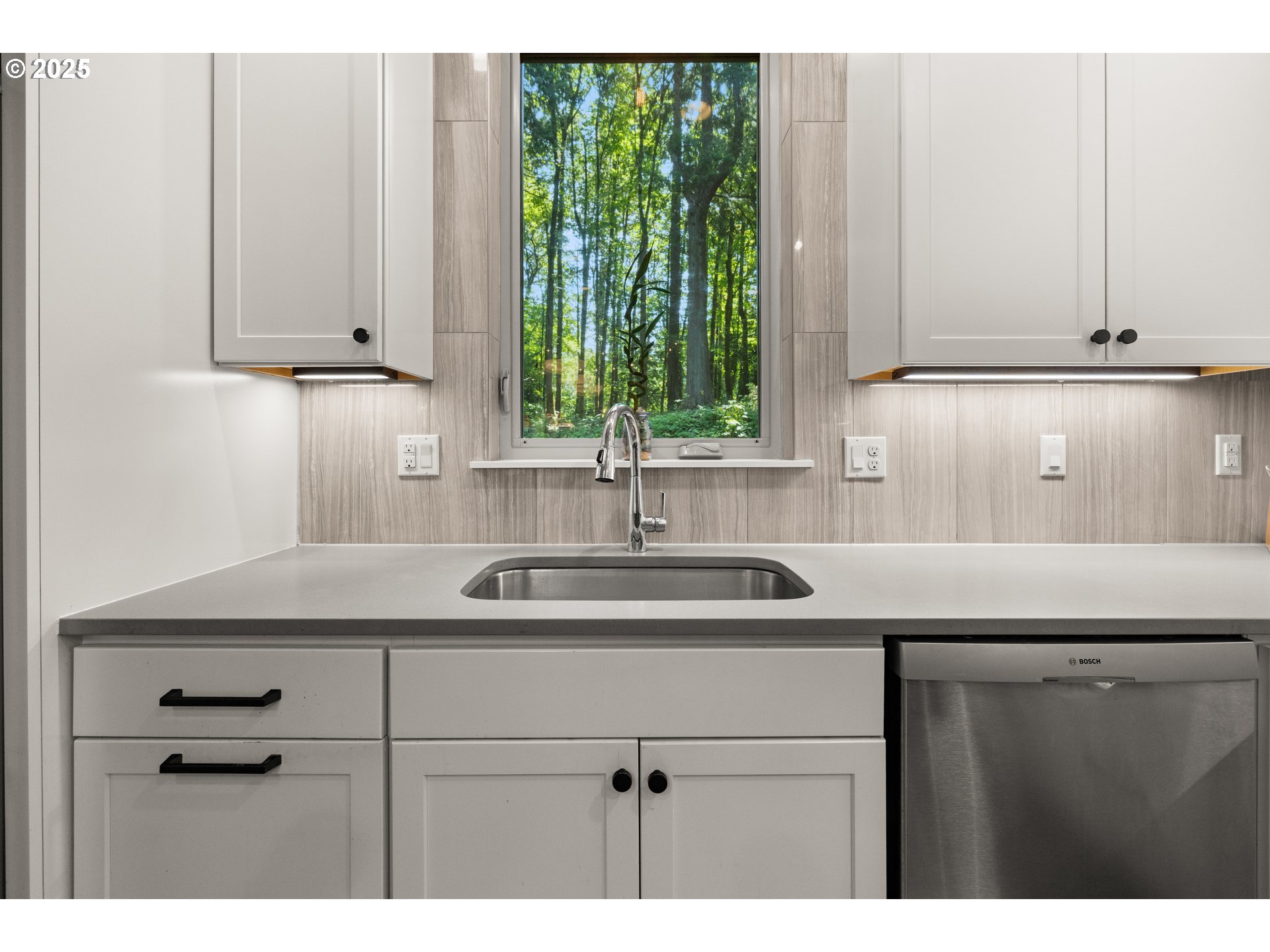 3344 Southwest Palatine Street Portland, OR 97219 - Photo 17 of 47