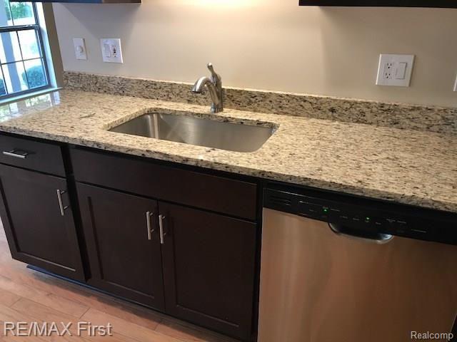 70 Pine Tree Ridge, Unit 3 Waterford, MI 48327 - Photo 3 of 27 IMG_1106.JPG