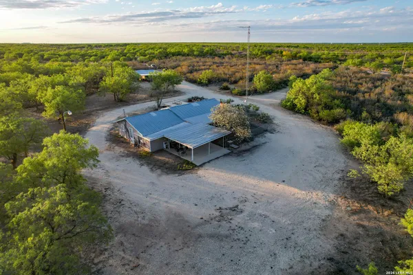 $915,000 | 3472 Wilson Road, Carrizo Springs, TX 78834
