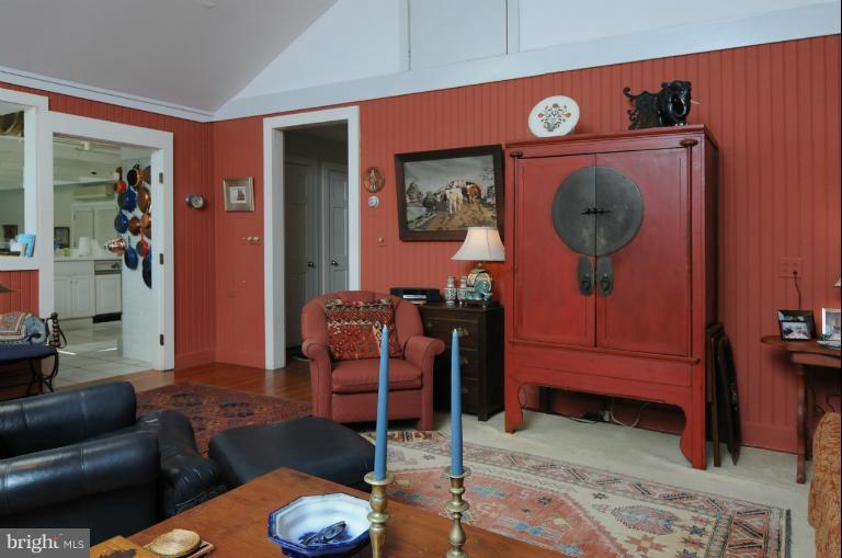 1775 Beachfield Road Annapolis, MD 21409 - Photo 5 of 25 a living room with furniture and a mirror
