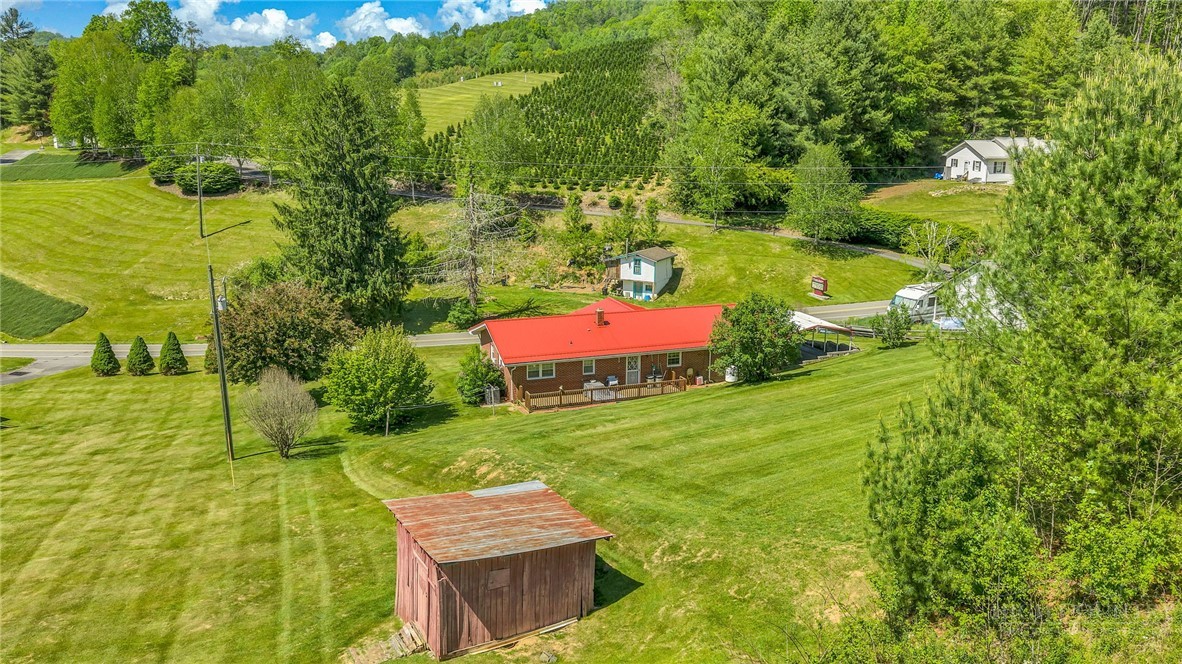 346 Piney Creek Road Lansing, NC 28643 - Photo 4 of 24 a backyard of a house with yard and outdoor seating