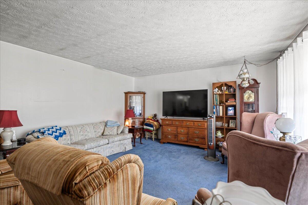 928 Indian Creek Road Corbin, KY 40701 - Photo 10 of 48 16-Living Room