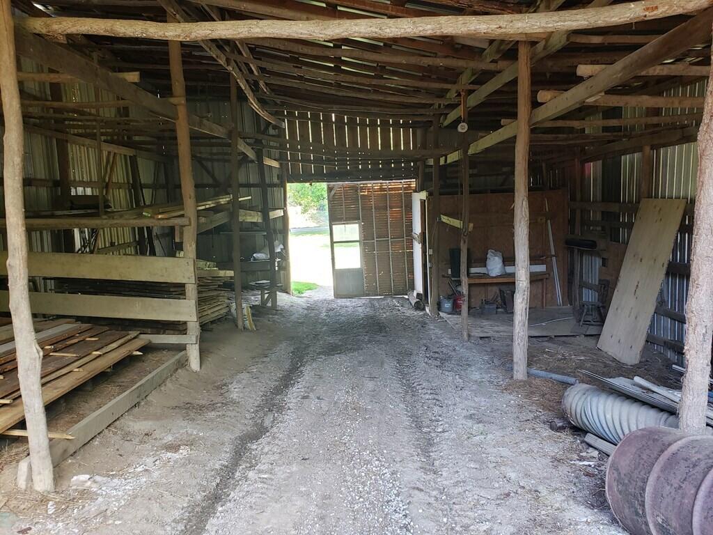 11006 Caney Valley Road Bristol, VA 24202 - Photo 17 of 34 caney v barn int2