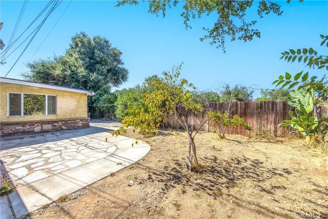 a view of a backyard of the house