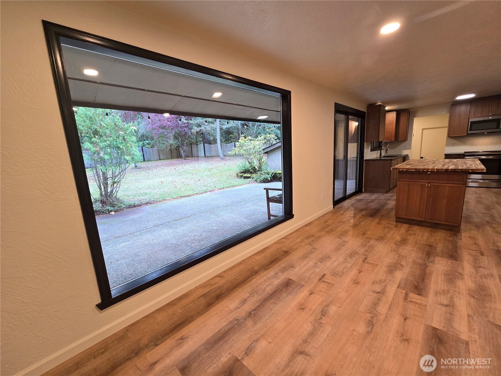 639 Lower Elwha Road Port Angeles, WA 98363 - Photo 11 of 38 a large room with a bed