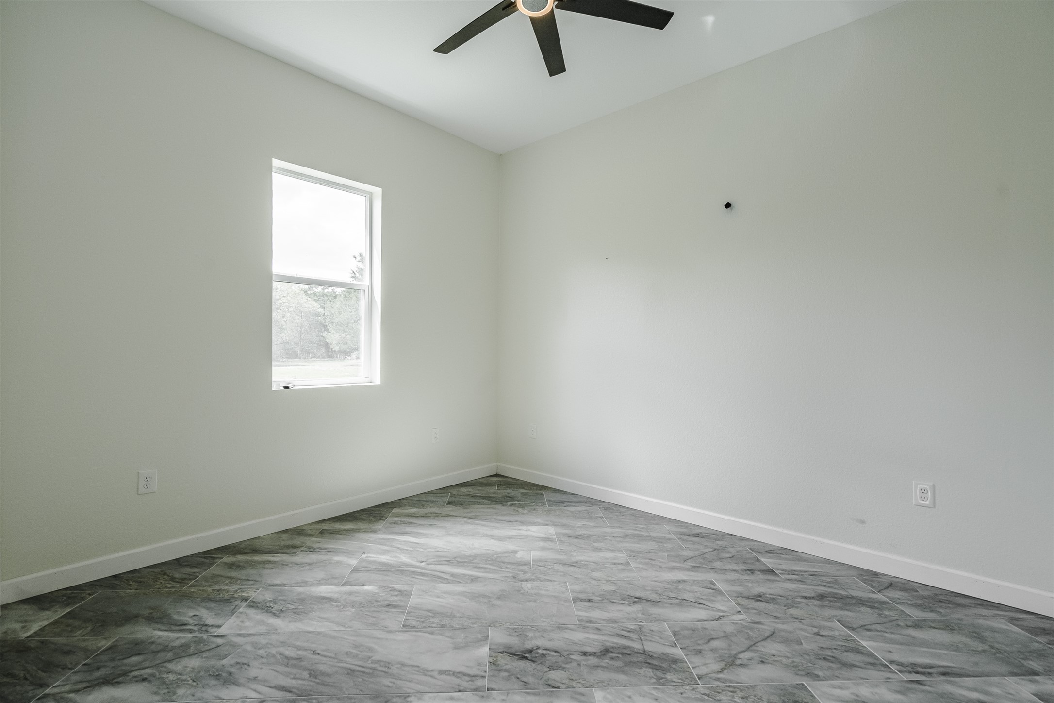 1354 Old Pin Oak Road Paige, TX 78659 - Photo 22 of 37 an empty room with ceiling fan and window