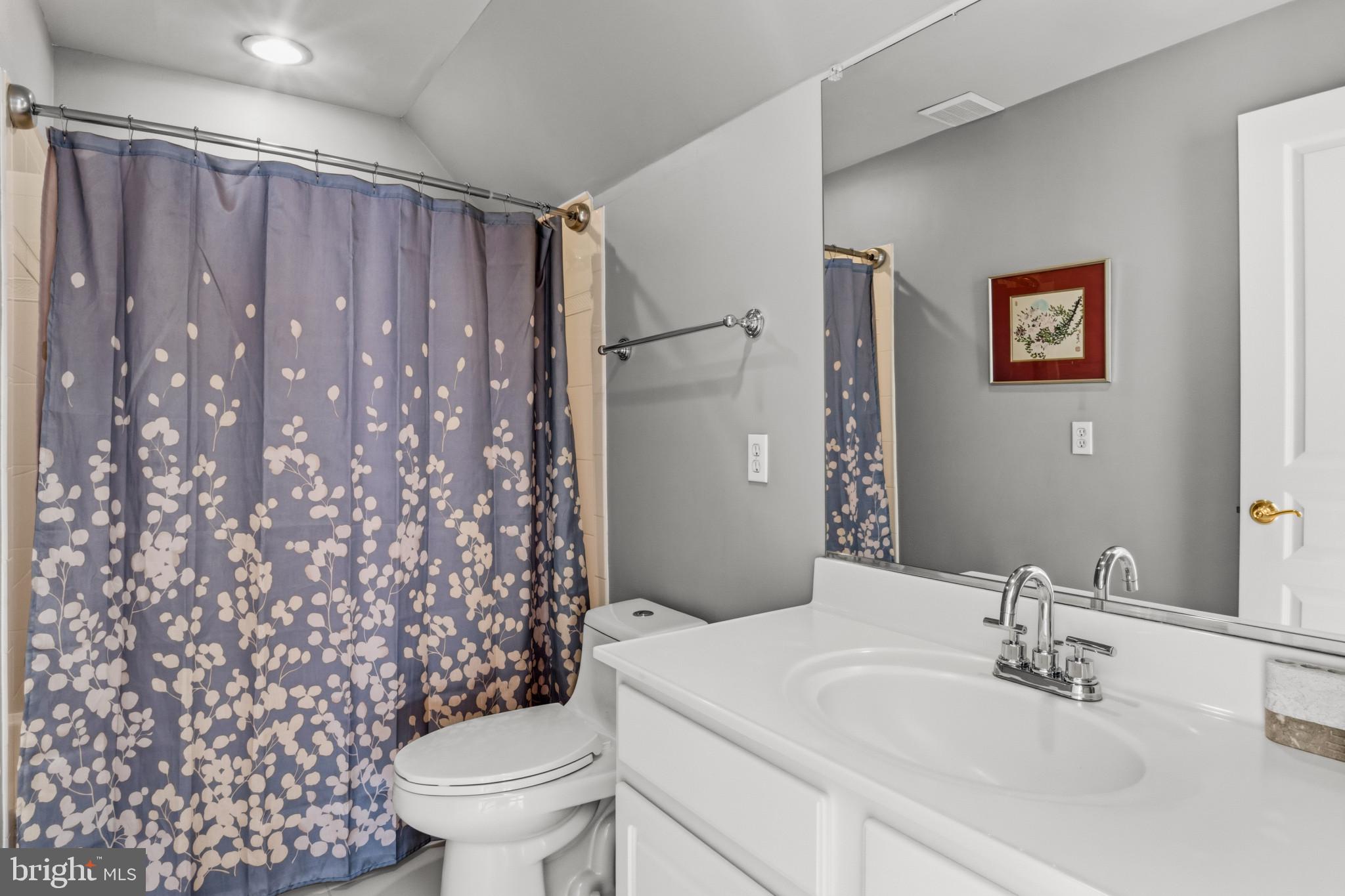9223 Ox Road Lorton, VA 22079 - Photo 27 of 52 Full Bathroom in Room over Garage