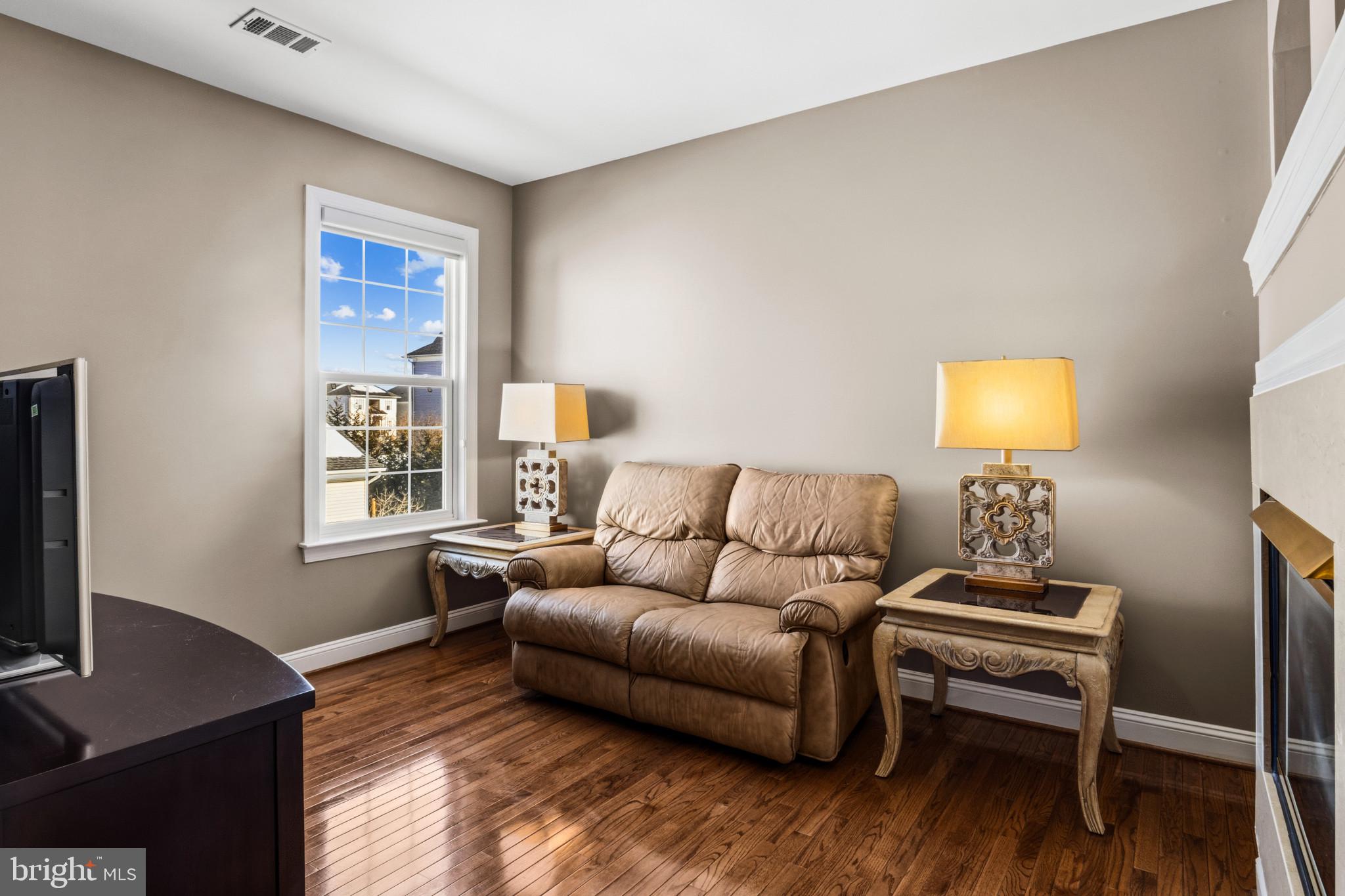 9223 Ox Road Lorton, VA 22079 - Photo 33 of 52 Large Primary BR Sitting Area