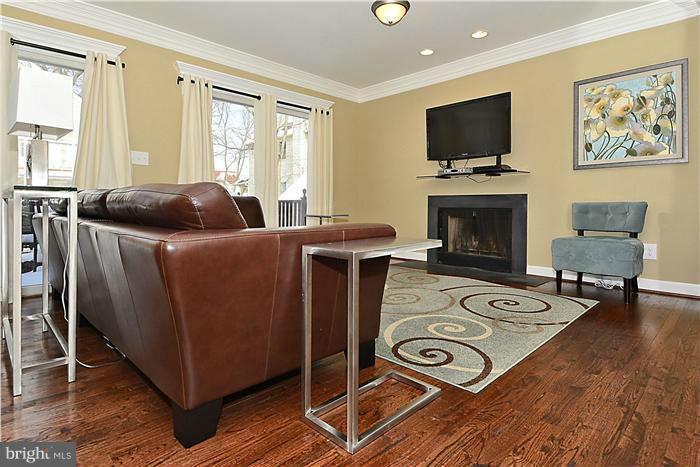 8324 2nd Avenue Vienna, VA 22182 - Photo 4 of 22 Family Room