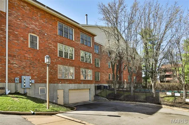 $345,000 | 561 Sarah Lane, Unit 107, Creve Coeur, MO 63141