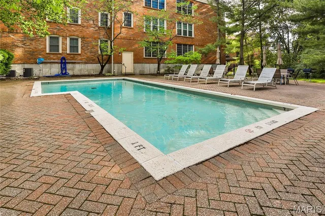 $345,000 | 561 Sarah Lane, Unit 107, Creve Coeur, MO 63141