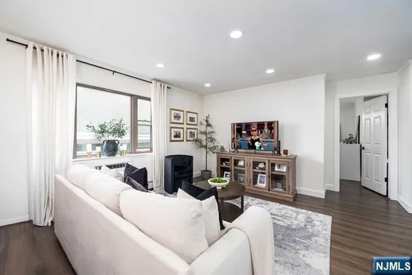 $2,400 | 141 Park Avenue, Unit 8, East Rutherford, NJ 07073