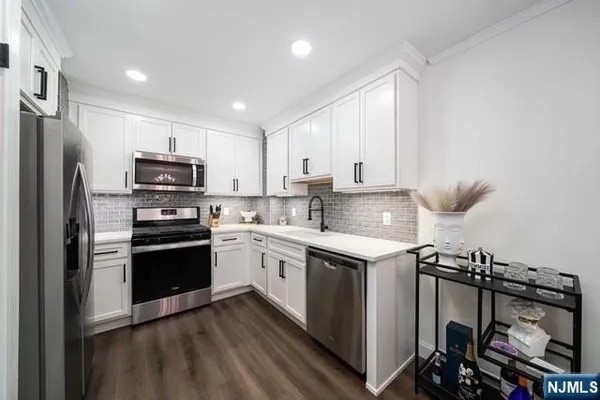 $2,400 | 141 Park Avenue, Unit 8, East Rutherford, NJ 07073