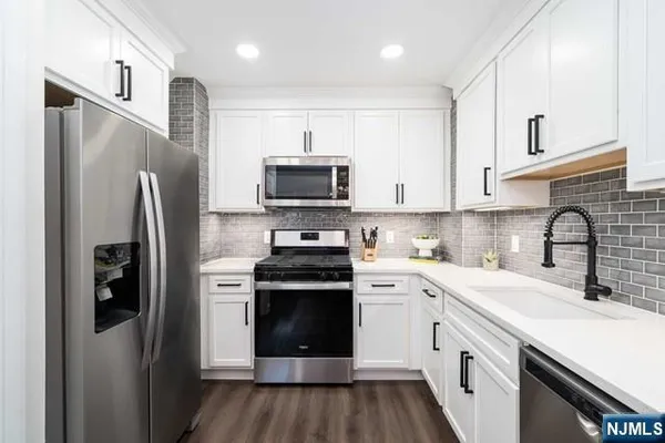 $2,400 | 141 Park Avenue, Unit 8, East Rutherford, NJ 07073