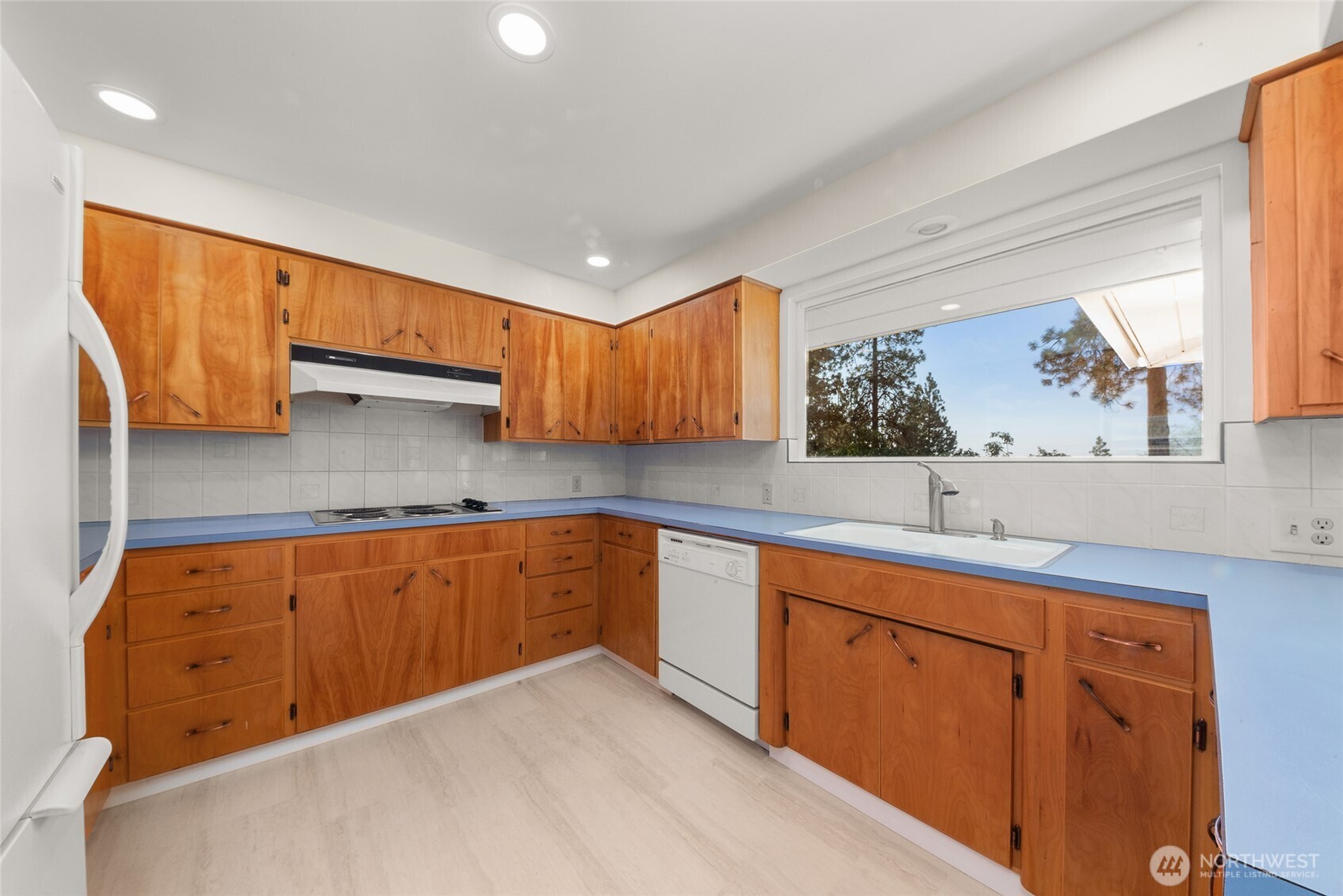 2811 West Weile Avenue Spokane, WA 99208 - Photo 13 of 39 a kitchen with stainless steel appliances granite countertop a sink and cabinets