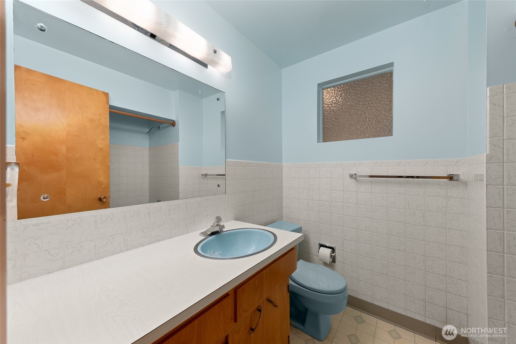 2811 West Weile Avenue Spokane, WA 99208 - Photo 21 of 39 a bathroom with a sink and a toilet