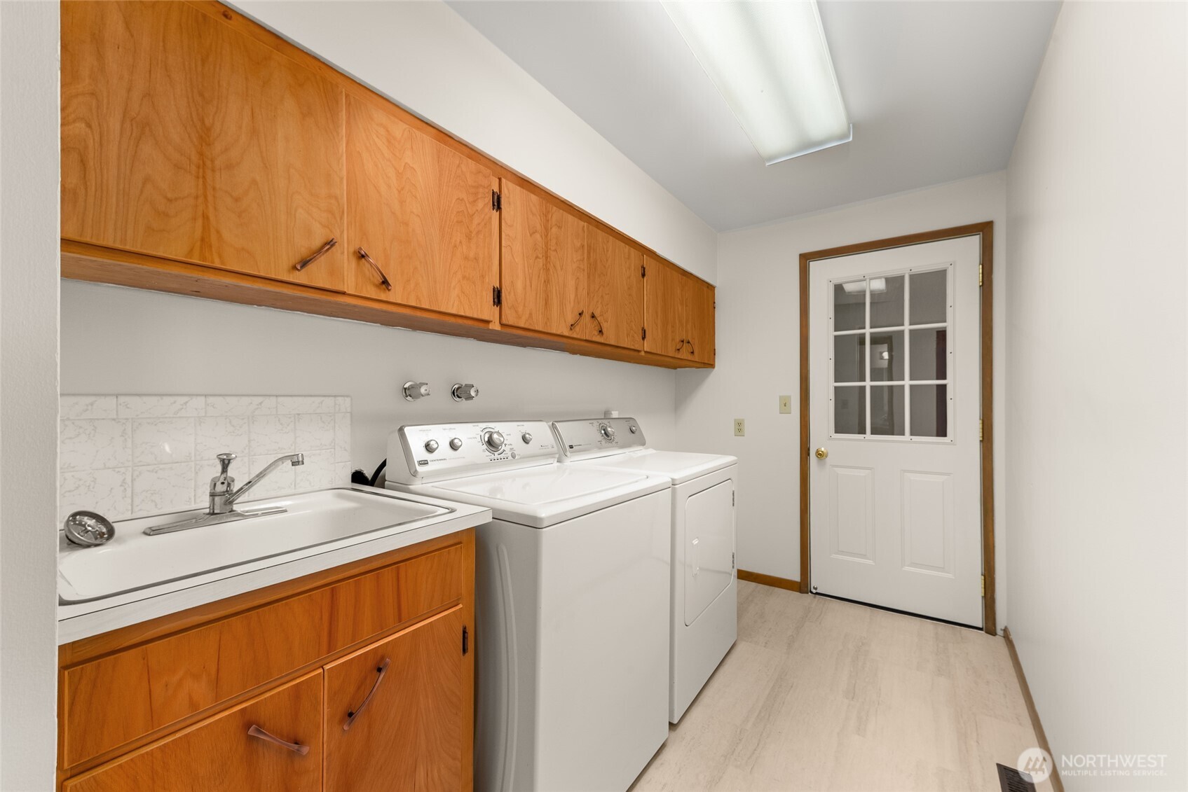 2811 West Weile Avenue Spokane, WA 99208 - Photo 22 of 39 a utility room with dryer and washer