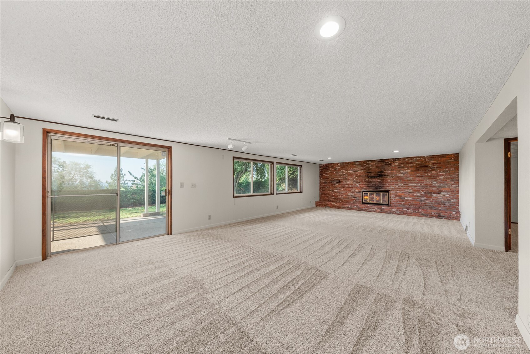 2811 West Weile Avenue Spokane, WA 99208 - Photo 24 of 39 a view of an empty room with wooden floor and a window
