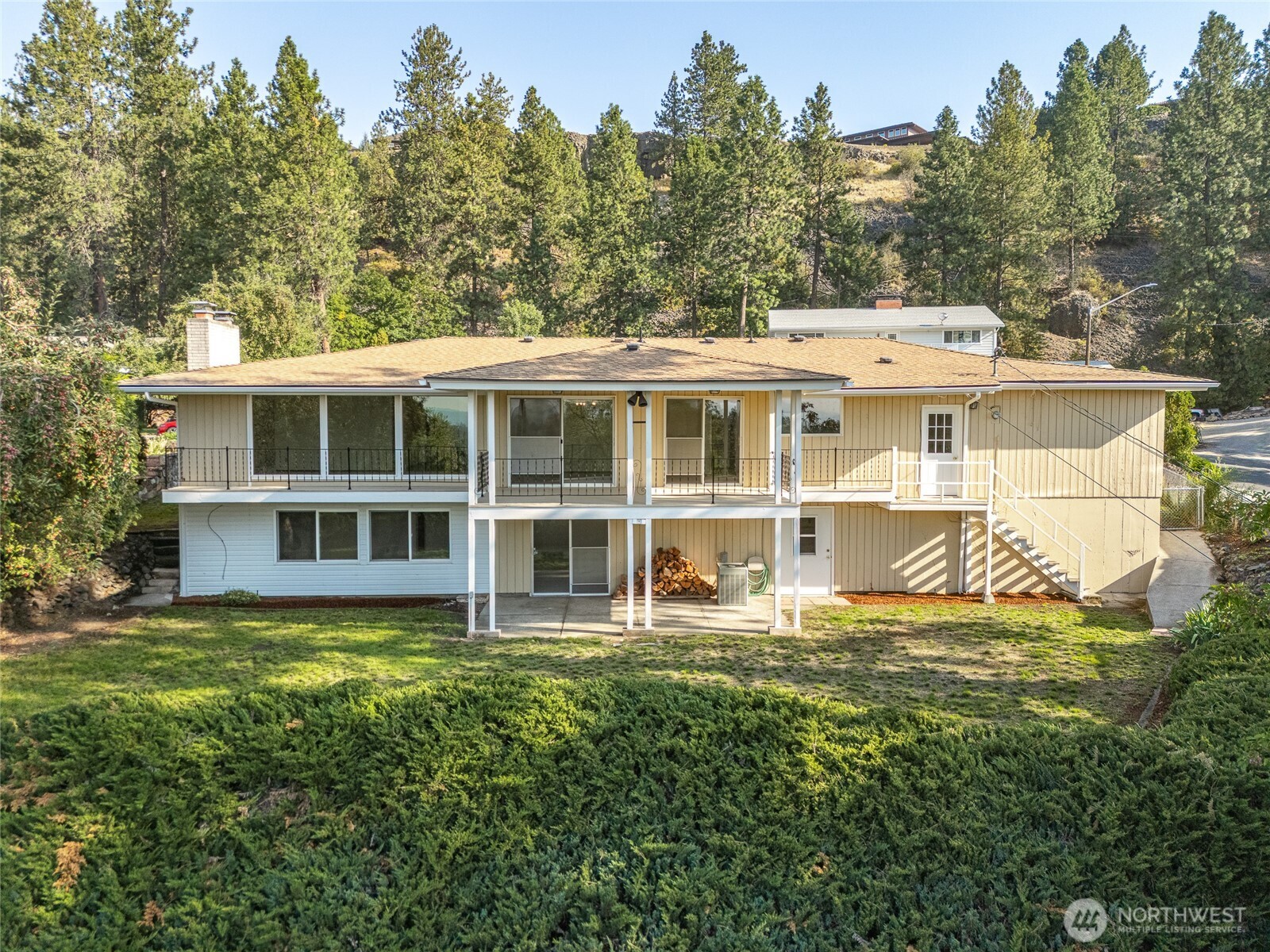 2811 West Weile Avenue Spokane, WA 99208 - Photo 4 of 39 a view of a building with a garden and plants
