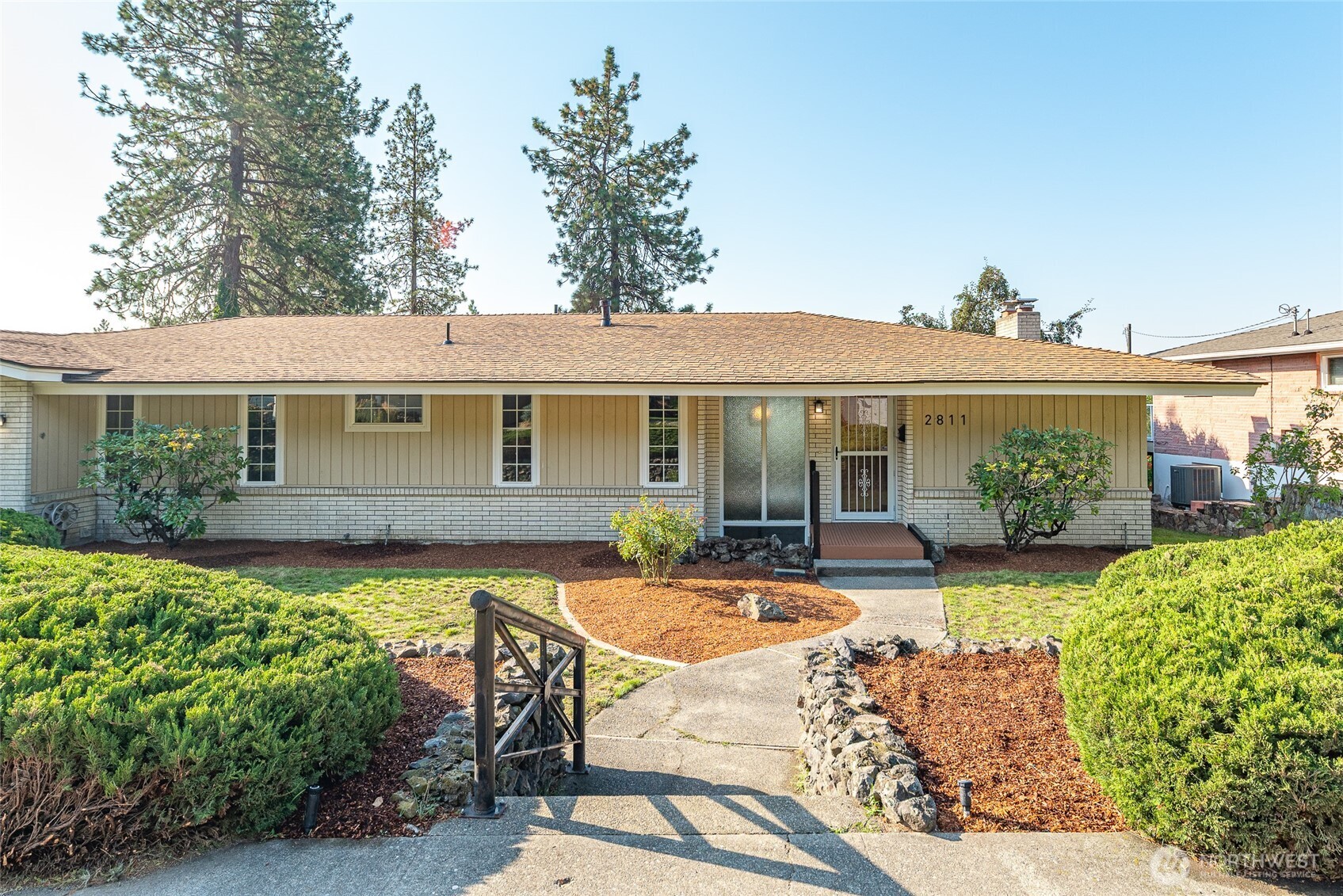 2811 West Weile Avenue Spokane, WA 99208 - Photo 5 of 39 a view of a house with swimming pool and a chairs in patio