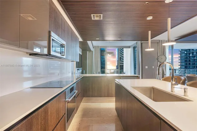 $3,560,000 | 88 Southwest 7th Street, Unit 3801, Miami, FL 33130