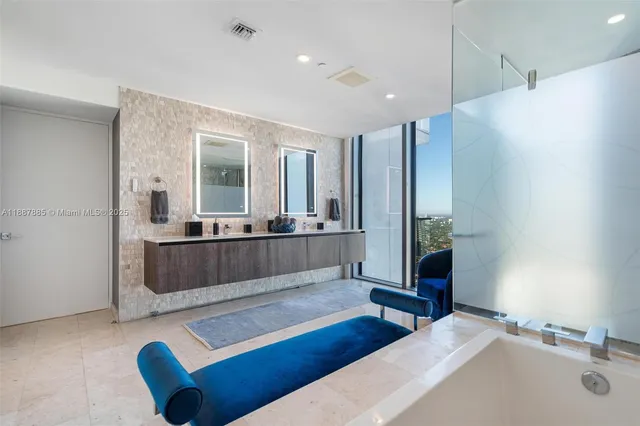 $3,560,000 | 88 Southwest 7th Street, Unit 3801, Miami, FL 33130