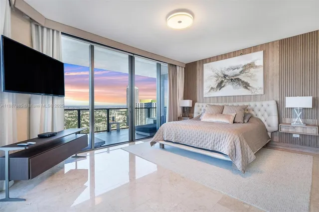$3,560,000 | 88 Southwest 7th Street, Unit 3801, Miami, FL 33130