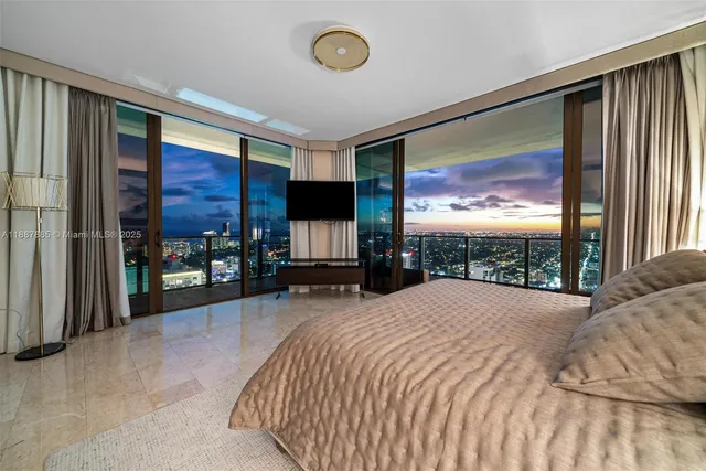 $3,560,000 | 88 Southwest 7th Street, Unit 3801, Miami, FL 33130