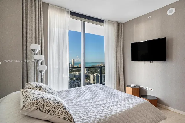 $3,560,000 | 88 Southwest 7th Street, Unit 3801, Miami, FL 33130