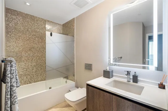 $3,560,000 | 88 Southwest 7th Street, Unit 3801, Miami, FL 33130