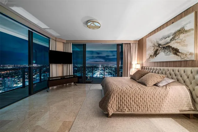 $3,560,000 | 88 Southwest 7th Street, Unit 3801, Miami, FL 33130