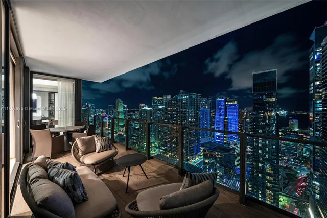 $3,560,000 | 88 Southwest 7th Street, Unit 3801, Miami, FL 33130