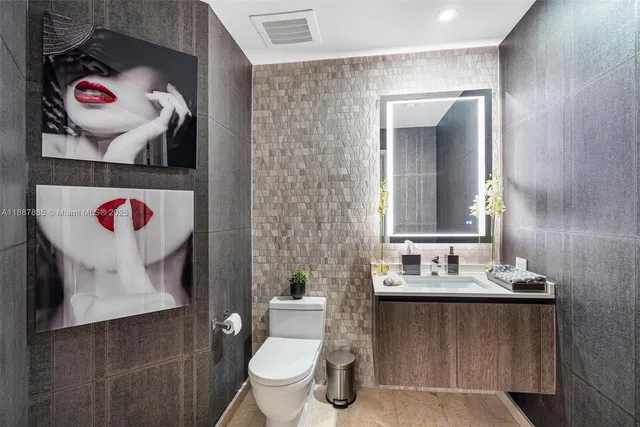 $3,560,000 | 88 Southwest 7th Street, Unit 3801, Miami, FL 33130