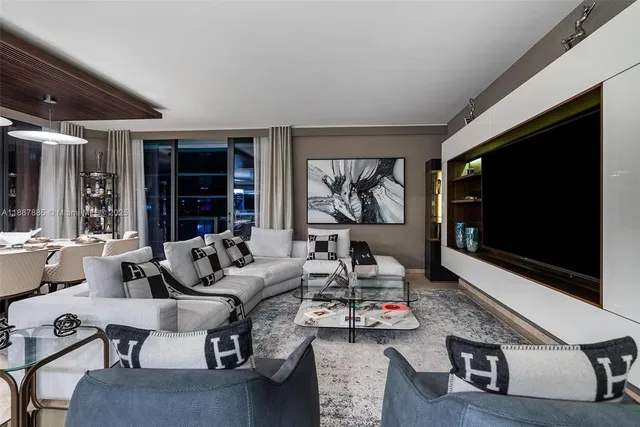 $3,560,000 | 88 Southwest 7th Street, Unit 3801, Miami, FL 33130