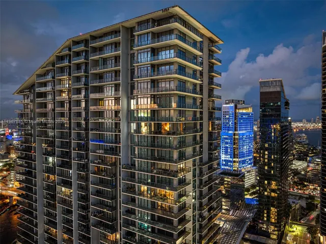 $3,560,000 | 88 Southwest 7th Street, Unit 3801, Miami, FL 33130