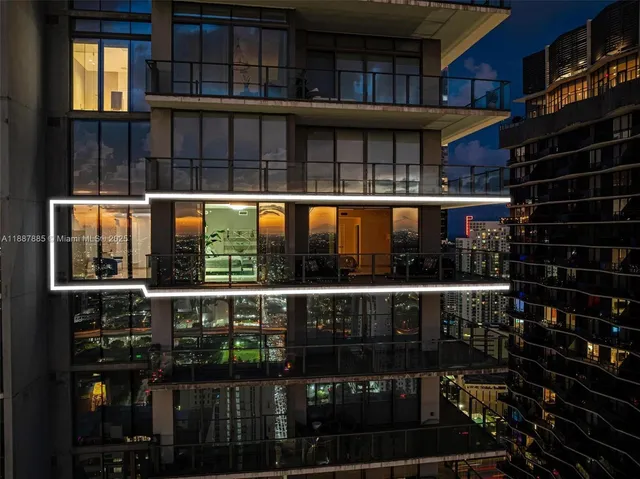 $3,560,000 | 88 Southwest 7th Street, Unit 3801, Miami, FL 33130