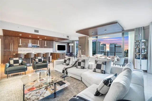 $3,560,000 | 88 Southwest 7th Street, Unit 3801, Miami, FL 33130