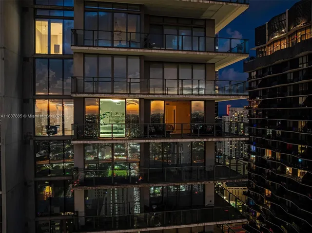 $3,560,000 | 88 Southwest 7th Street, Unit 3801, Miami, FL 33130