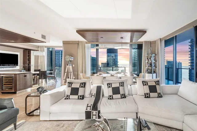 $3,560,000 | 88 Southwest 7th Street, Unit 3801, Miami, FL 33130